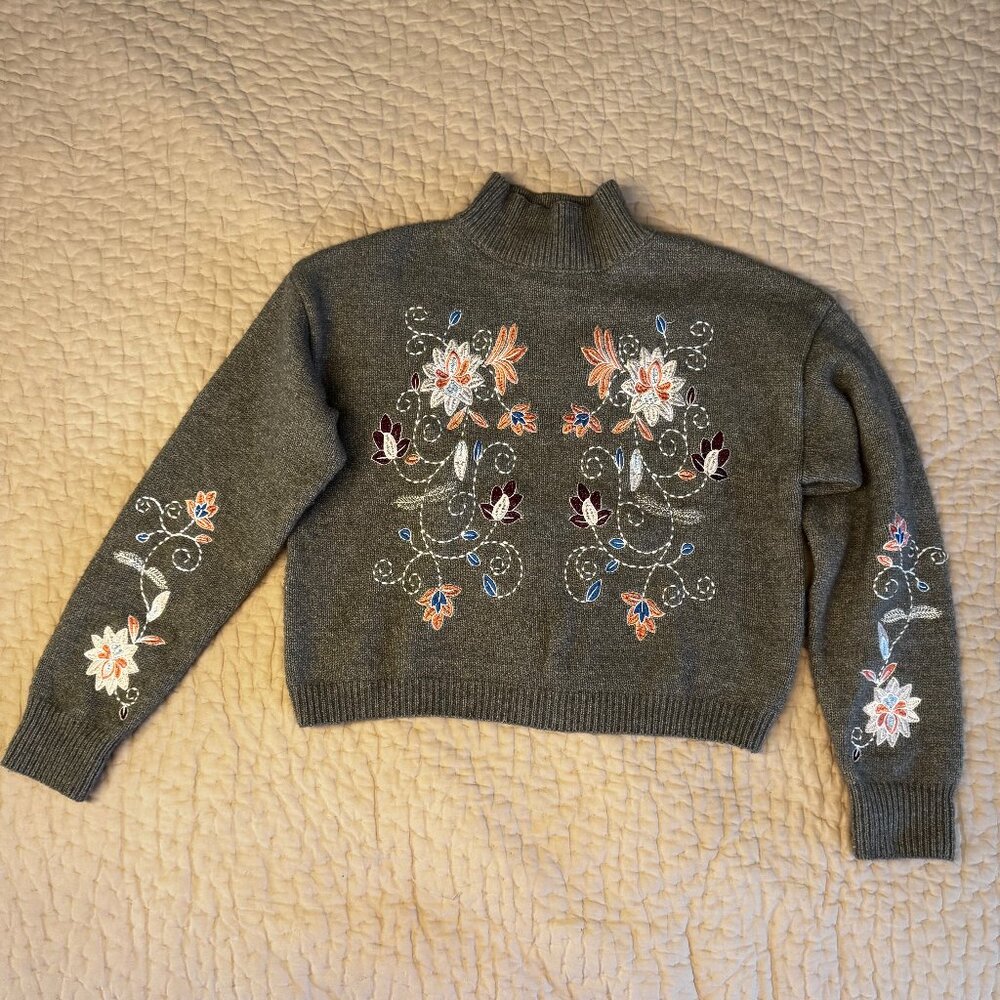 Jun & Ivy Cropped Grey Floral Sweater